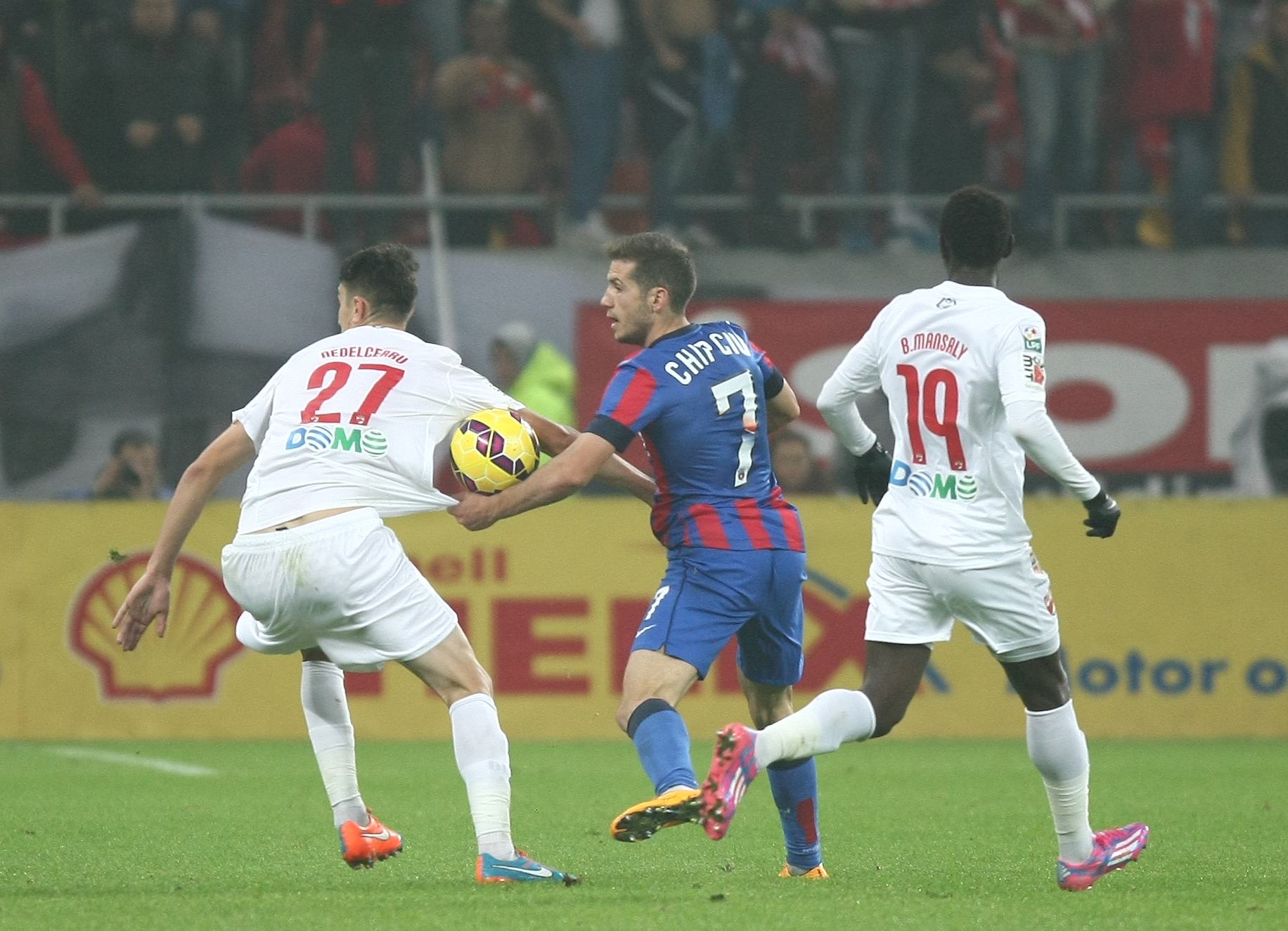 GALERIE FOTO&VIDEO/ DERBY-UL ROMÂNIEI, STEAUA - DINAMO 3-0. ^ Echipa din Ghencea i-a speriat pe ”câini” de Halloween! Szukala, Papp și Keșeru au înscris pentru roș-albaștri. Arlauskis și Bărboianu, loviți de petardele aruncate de suporteri. Băiatul lui Florentin Petre a debutat la Dinamo