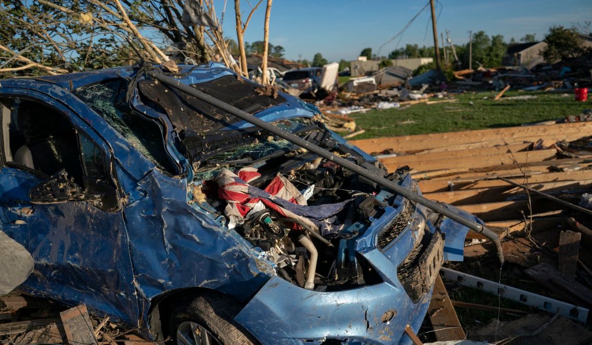 Scene apocaliptice în urma tornadei monstru care a ucis 27 de persoane în Kentucky, Missouri și Virginia