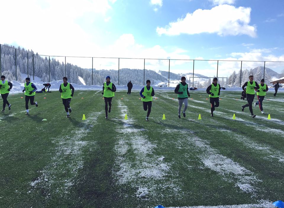 Arbitrii s-au pregătit la munte precum o echipă de fotbal / FOTO
