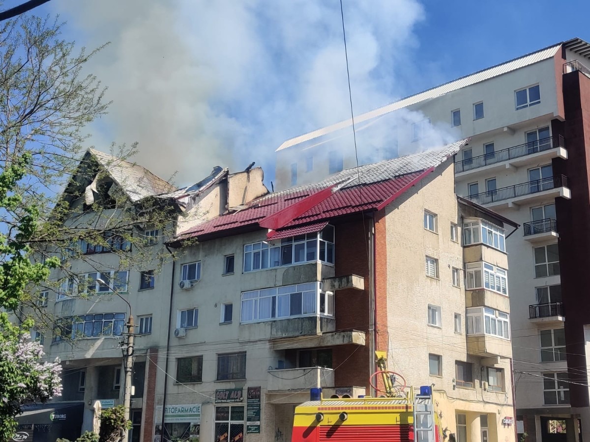 Incendiu puternic la acoperișul unui bloc din Rădăuţi. Pompierii evacuează locatarii