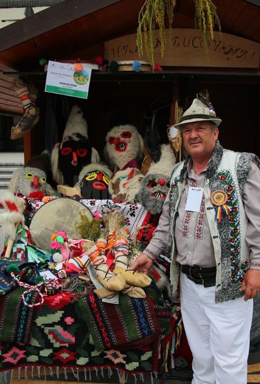 Meșterul din Botoșani care încă mai face opinci din piele de porc și măști populare. „Mă rog de oameni să le tai eu porcul gratuit”