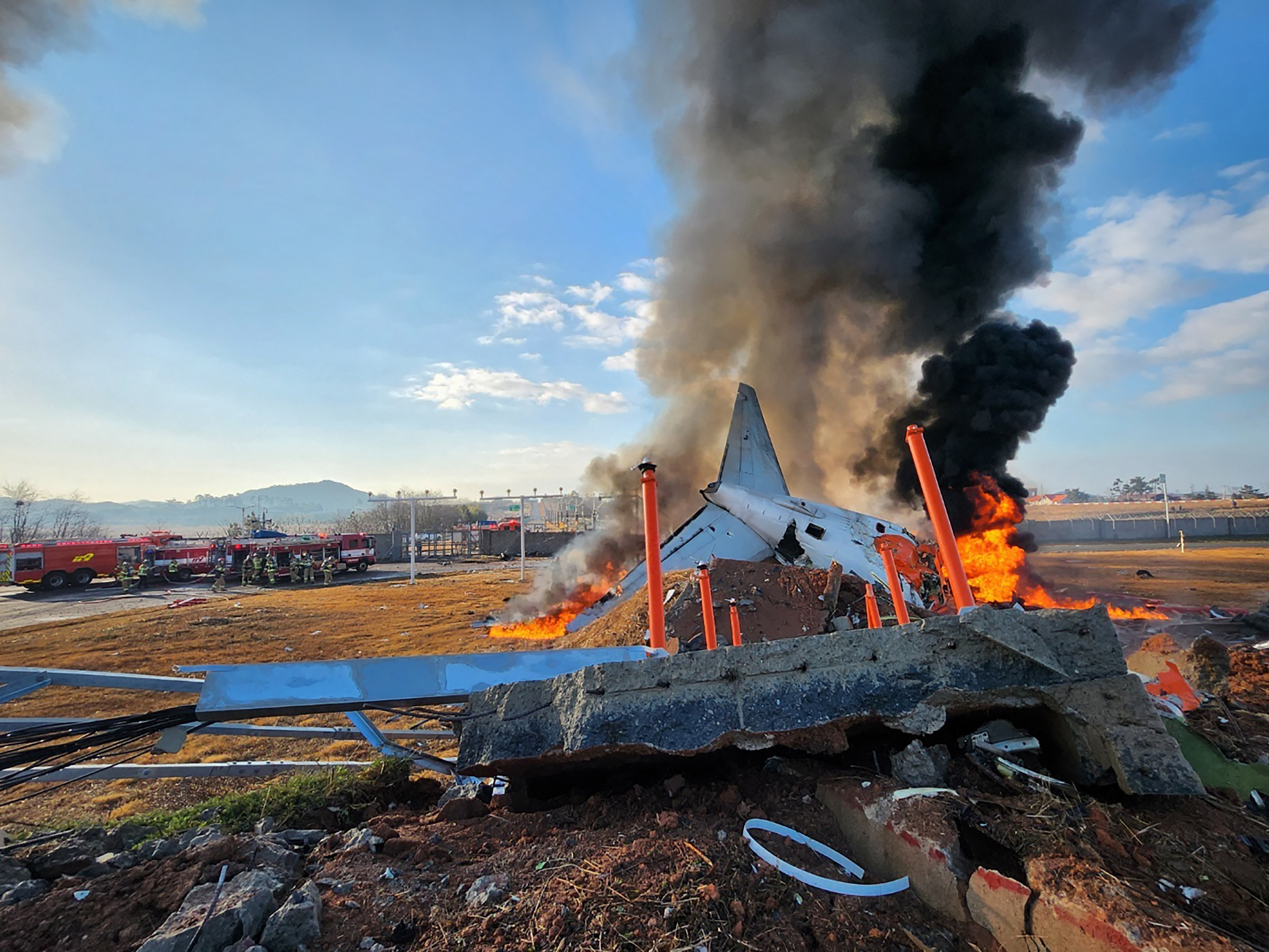 Un avion de pasageri s-a prăbușit în Coreea de Sud și s-a lovit de un zid. O explozie la unul dintre motoare, surprinsă de un martor