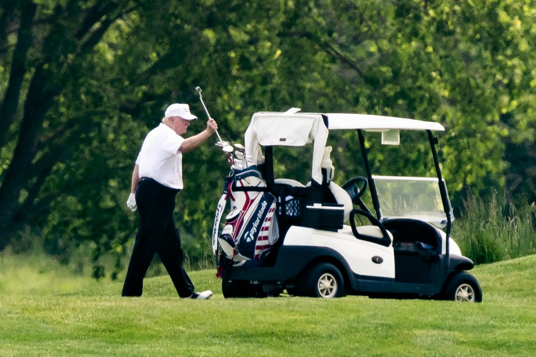 Cu 1,6 milioane de cazuri de coronavirus în SUA, Donald Trump a jucat golf. În 2014, l-a criticat pe Obama pentru acelaşi lucru, când erau două cazuri de Ebola