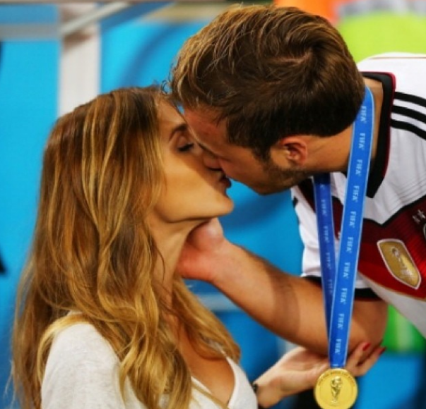 Cum îl încinge iubita supersexy pe campionul mondial Mario Götze / VIDEO