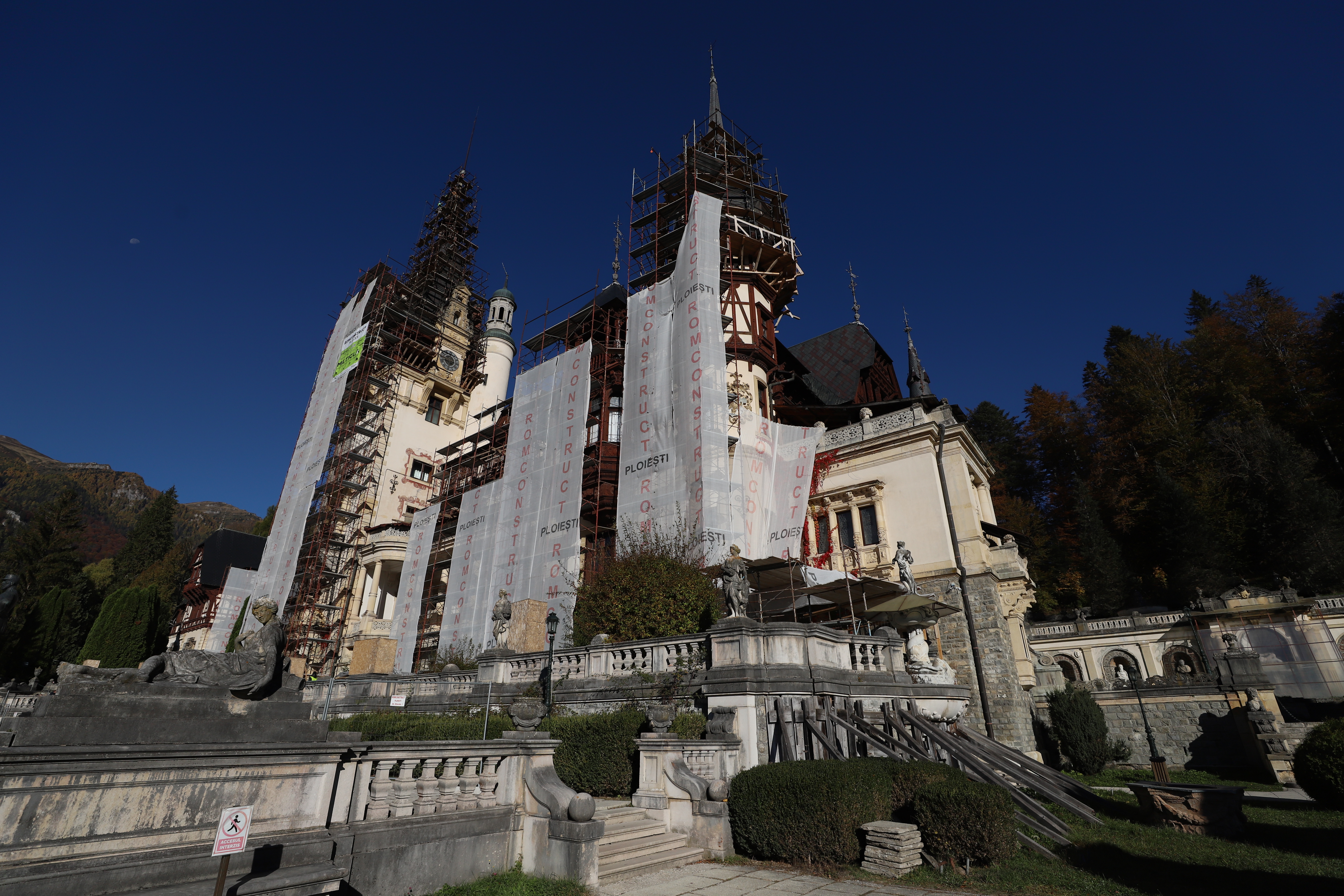 Castelul Peleș a ajuns o ruină în proptele. Casa Regală și Ministerul Culturii negociază molcom cine să rezolve problema care accelerează degradarea