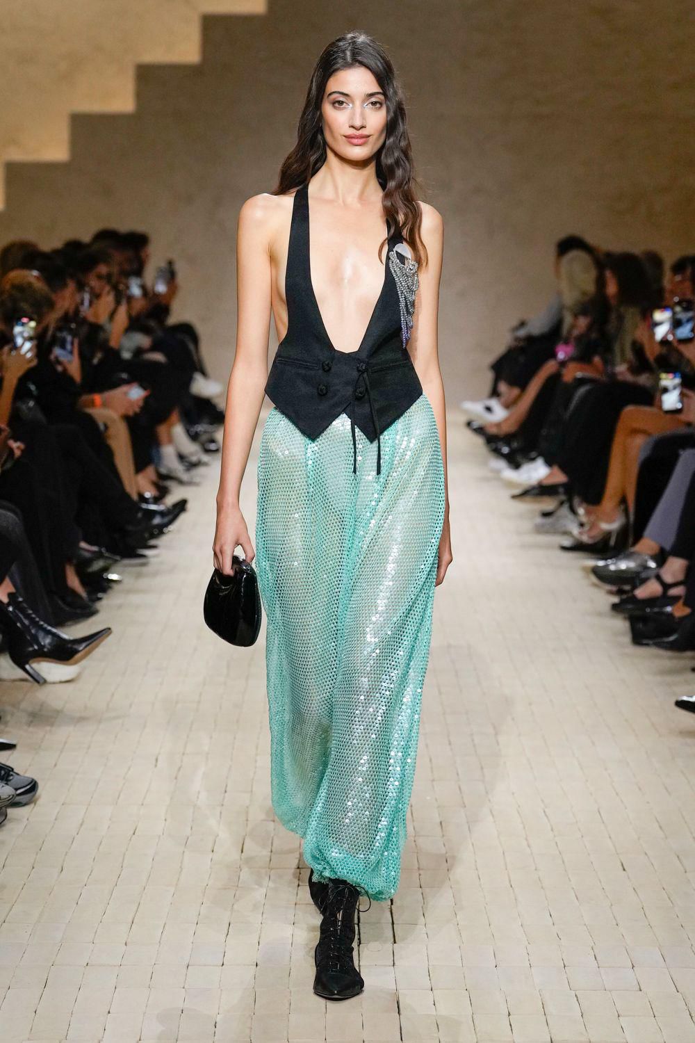 Cum a apărut manechinul Irina Motoc la „Milano Fashion Week”. Apariție spectaculoasă pe podiumul din Italia