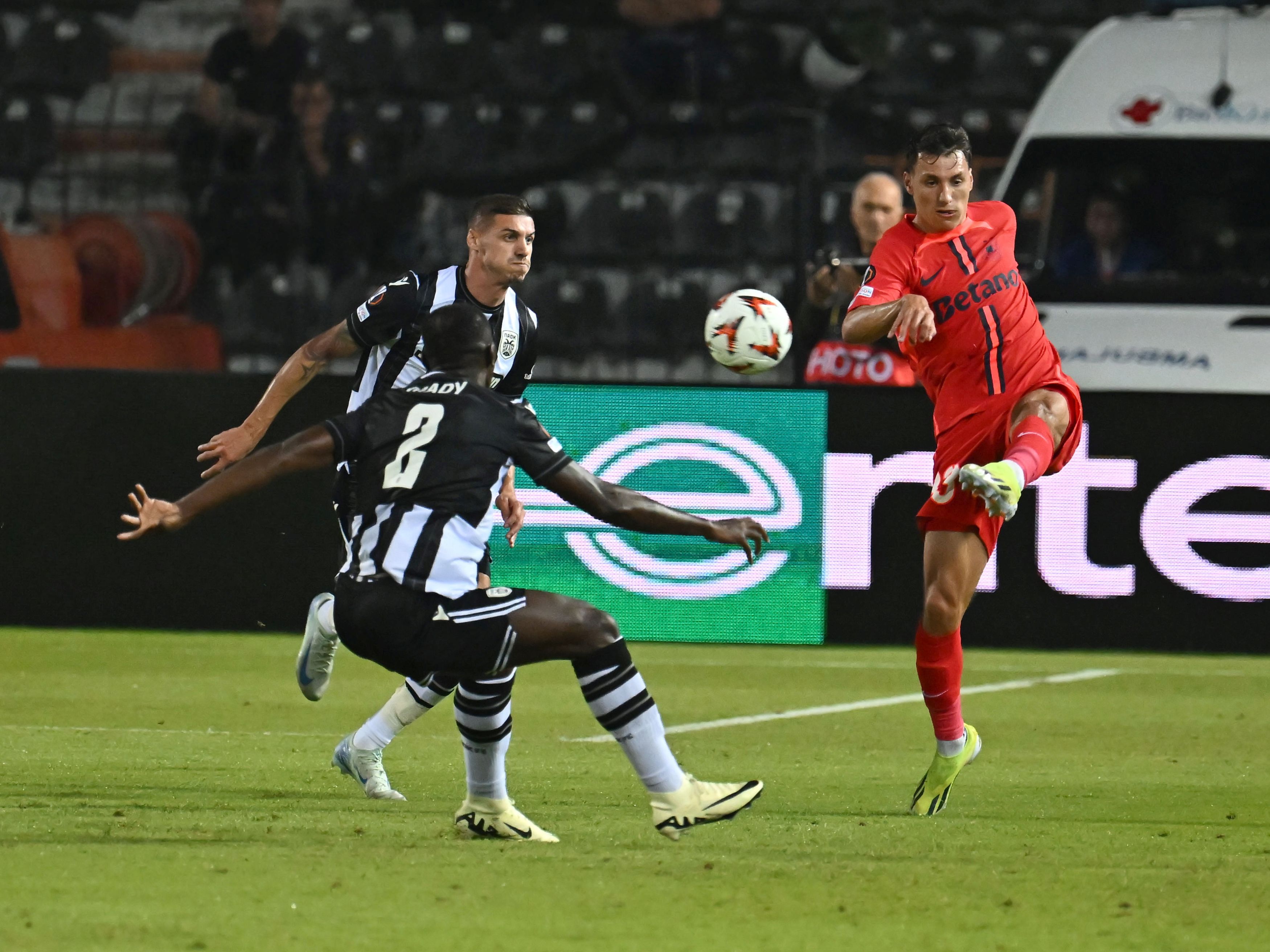 FCSB a câștigat la PAOK Salonic cu 1-0 după un final dramatic, în care echipa lui Răzvan Lucescu a lovit bara