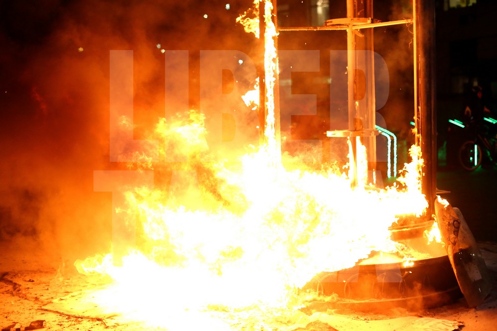 Violențe între ultrași și jandarmi, miercuri seară, în Capitală, pe finalul protestelor / FOTO & VIDEO