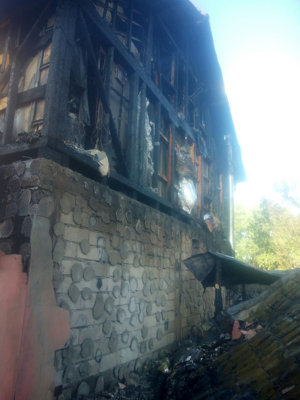 Incendiu puternic în Brașov. Trei case au fost distruse de flăcări