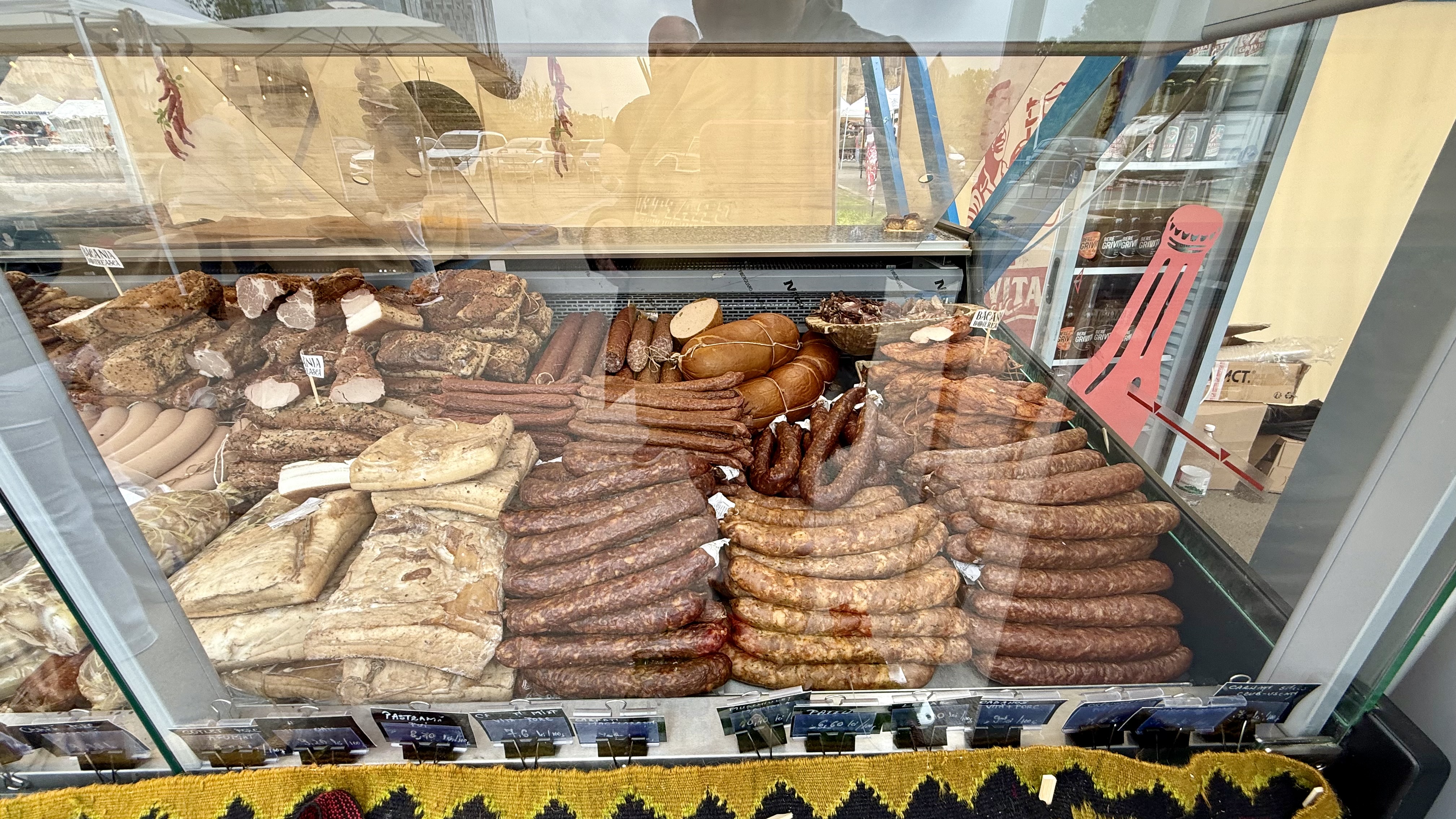 „Sigur și Gustos”, dar te ține buzunarul? Am fost la târgul de la Casa Presei unde pastrama costă 220 de lei/kg