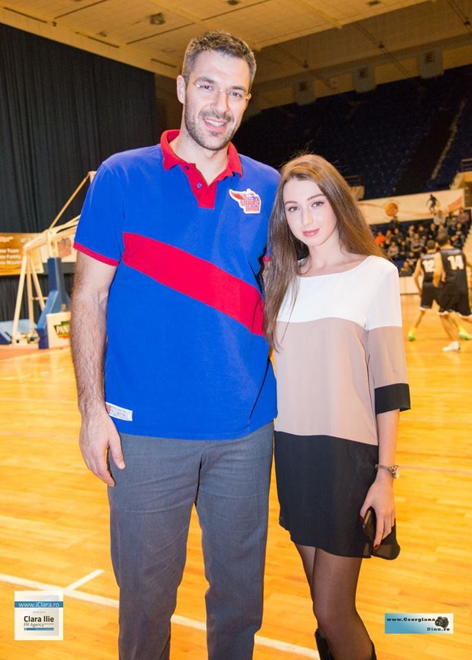 Ana Maria Brânză, Virgil Stănescu și baschetbaliștii de la Steaua au împărțit o mie de cadouri la Sala Polivalentă