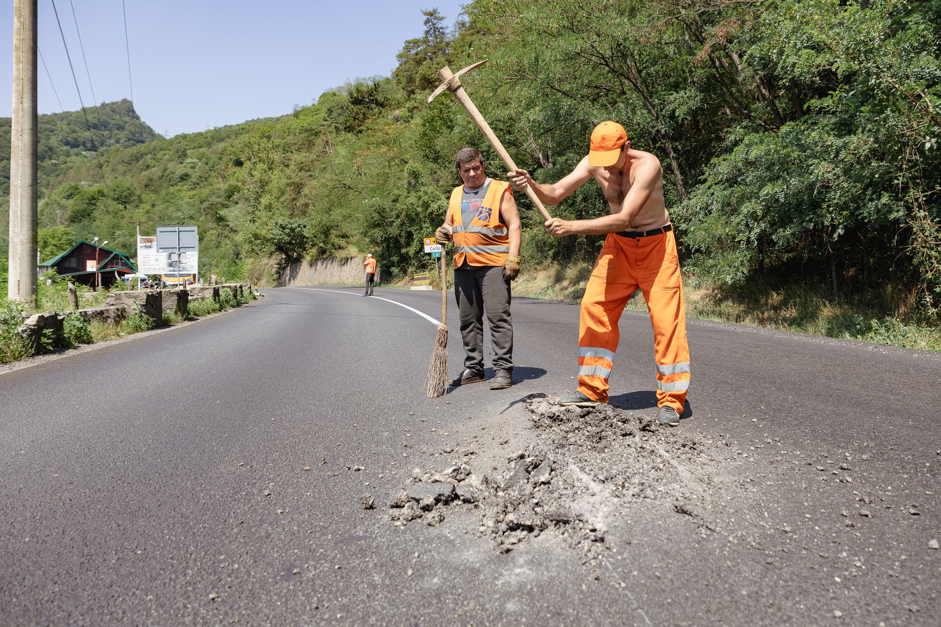 REPORTAJ Valea Oltului - viața după barieră. În lipsa traficului, natura își revine și nu prea, iar ministrul Grindeanu supraveghează cu drona progresul lucrărilor