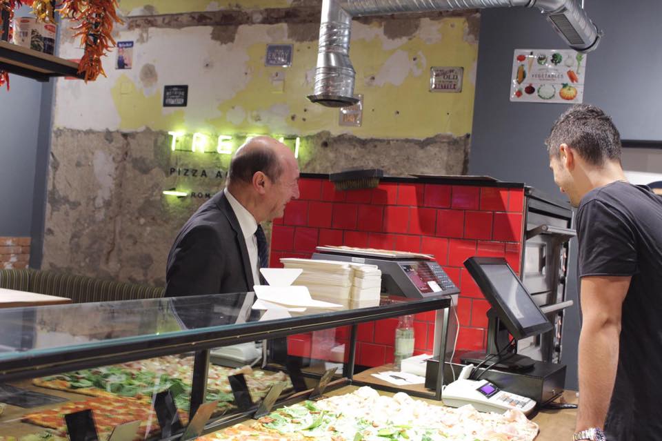 Traian Băsescu, la pizza la "ginerele" lui. Iubitul Elenei Băsescu și-a deschis local în buricul Bucureștiului | FOTO