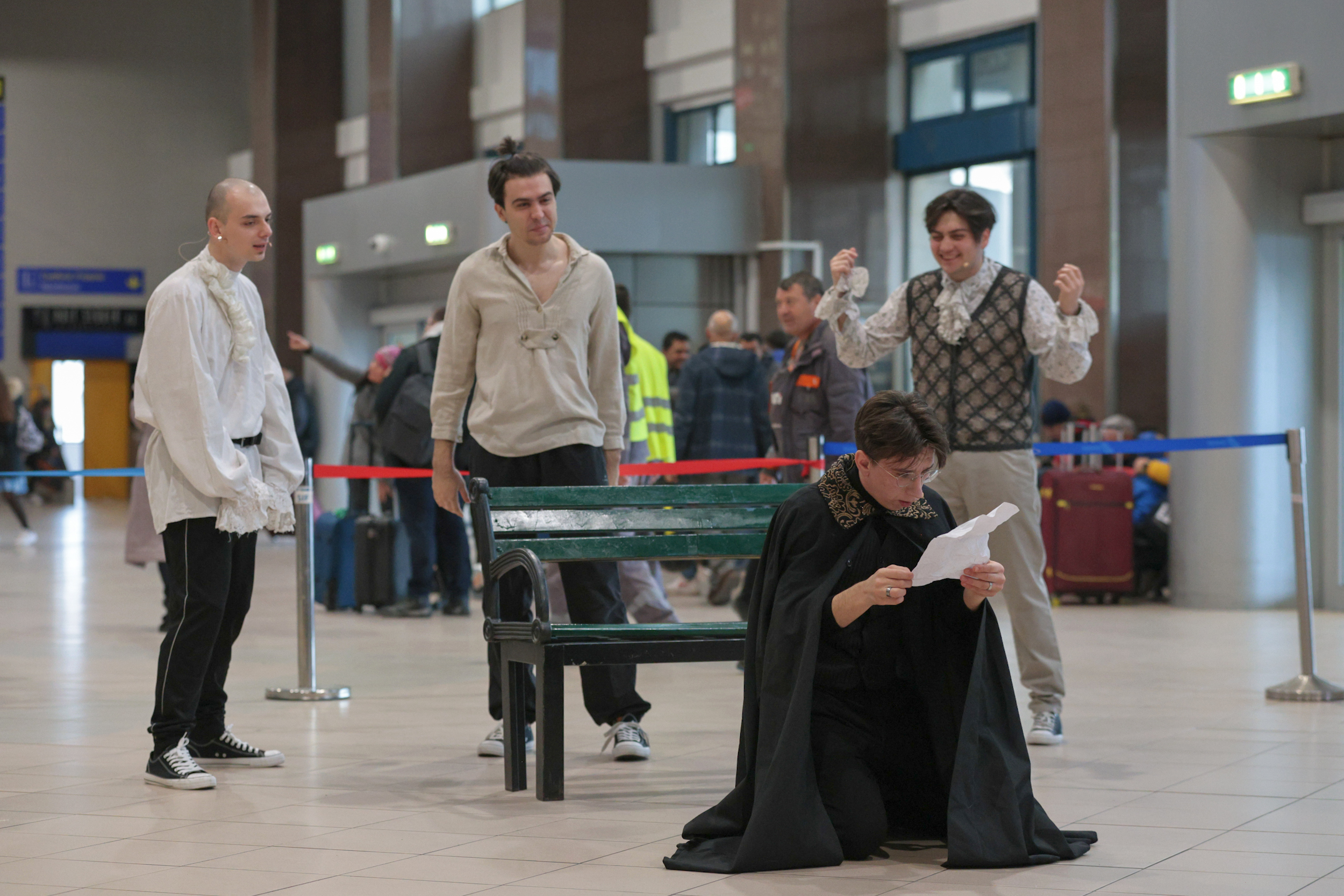 Surpriză pentru călătorii de pe Aeroportul Otopeni, de Valentine’s Day: spectacole din Shakespeare și momente coregrafice