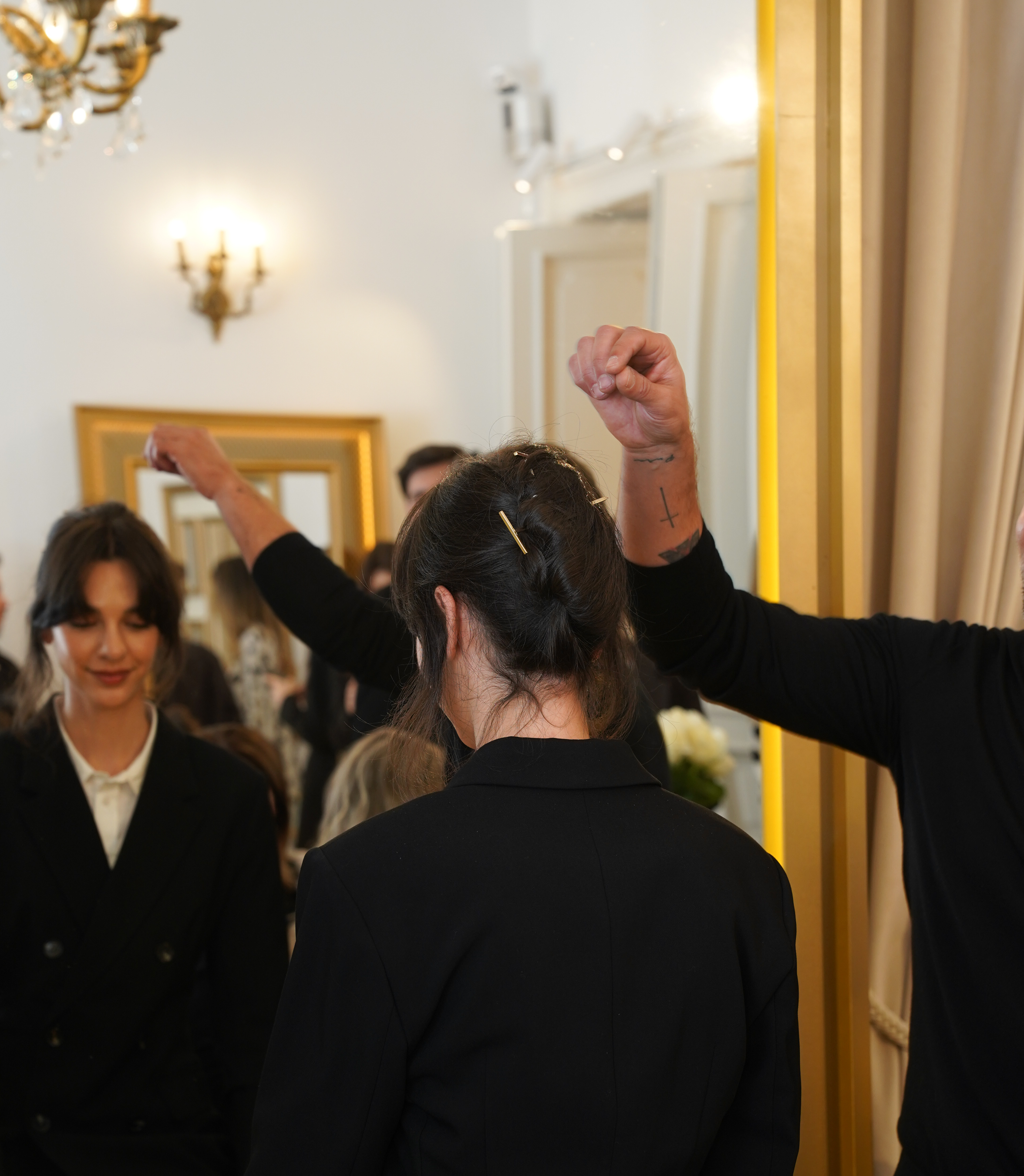 Accesoriul pe care femeile ar trebui să-l poarte în păr pe 8 Martie. Sfaturile unui hairstilist celebru din România