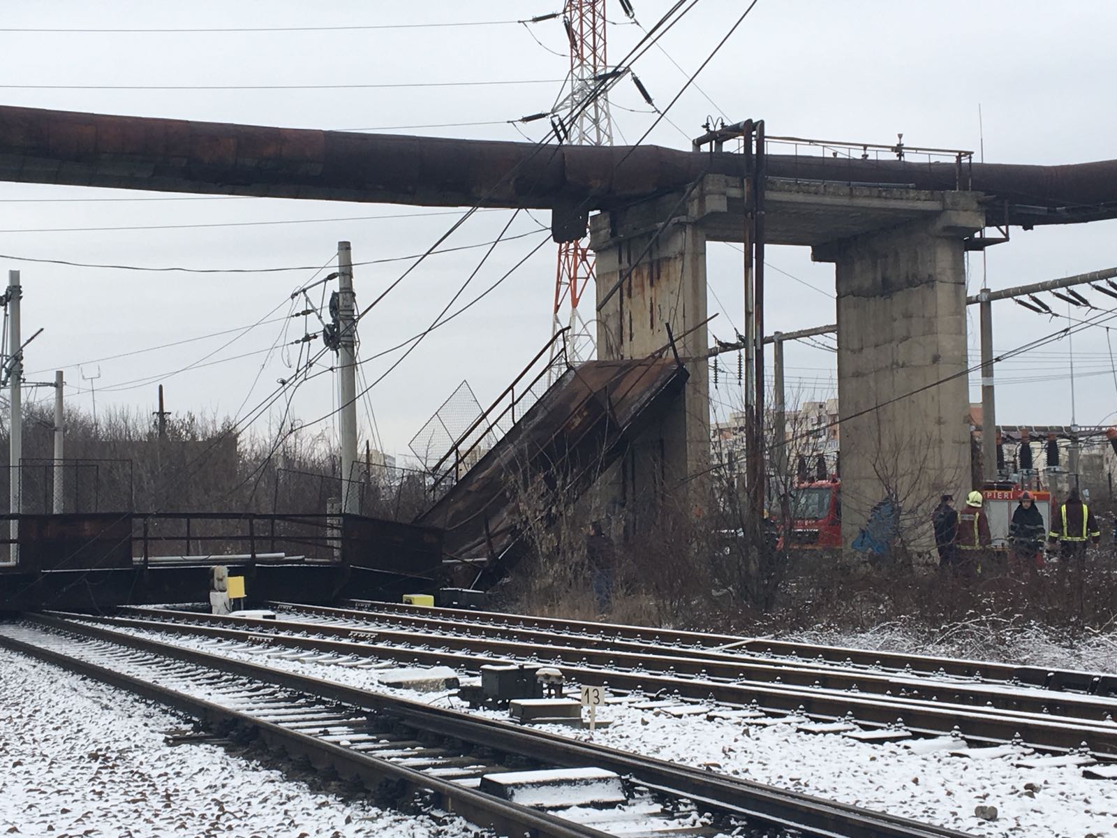 UPDATE/Traficul feroviar a fost reluat complet pe ruta București-Brașov. O pasarelă s-a prăbușit peste calea ferată, la Ploiești / FOTO&VIDEO