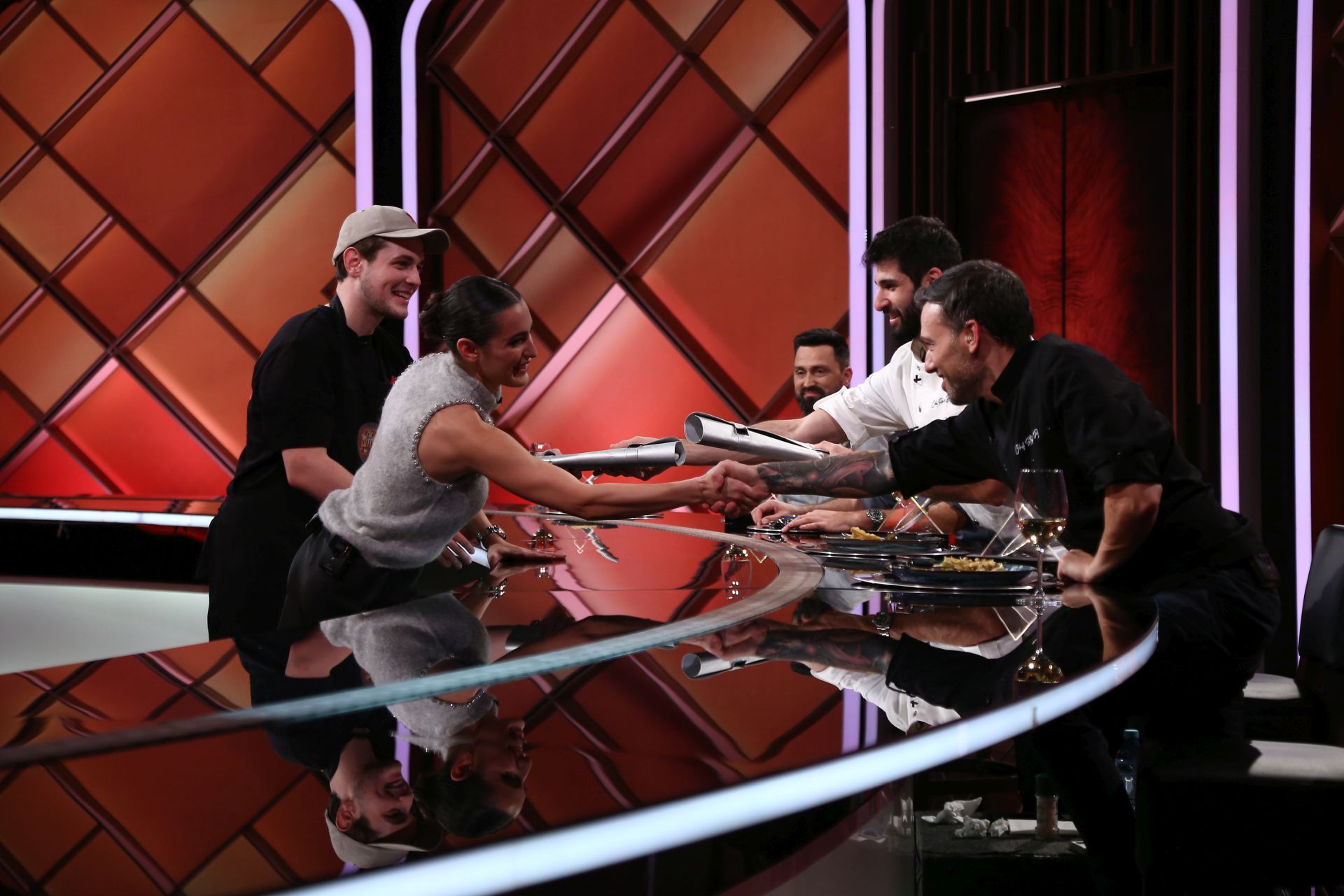 Alexia Eram și Aris i-au impresionat pe jurații de la „Chefi la cuțite” cu rețeta Andreei Esca. Chef Richard Abou Zaki a câștigat amuleta