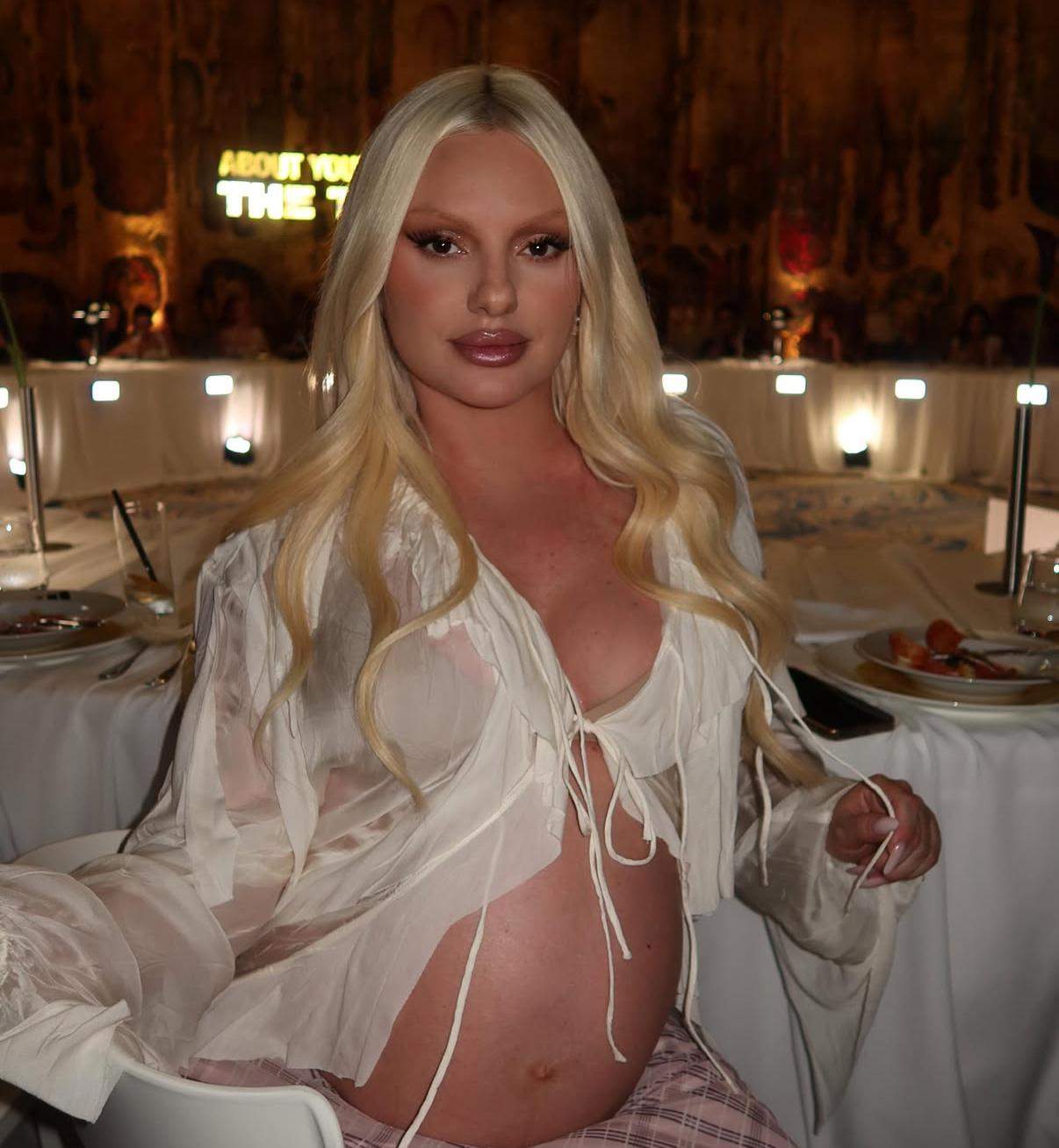 Imagini cu Alexandra Stan în costum de baie la plajă, în ultimul trimestru de sarcină. Artista va aduce pe lume o fetiță