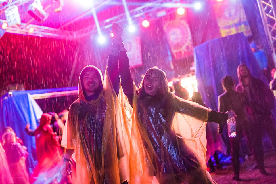 Electric Castle, a doua zi de concerte și de... ploaie | Chitaristul de la Enter Shikari, purtat pe brațe de spectatori
