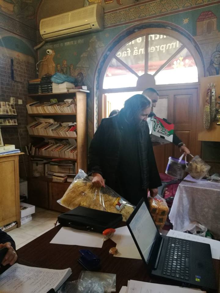 Preotul Damaschin din Iași a dat pachete de Paște pentru 4.000 de copii din familii nevoiașe. „Ne-au ajutat oameni din țară și din străinătate, studenți care au renunțat la banii de buzunar, bunici care au dat din banii de înmormântare”