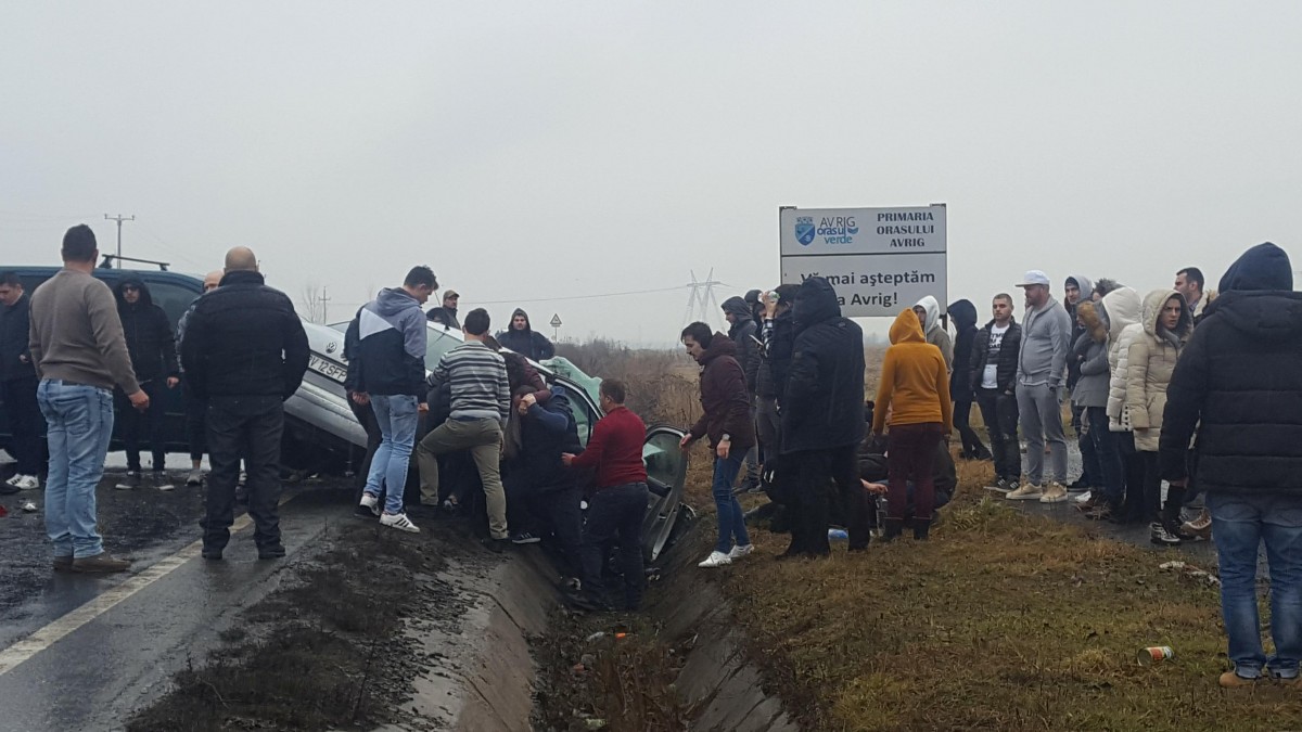 Peste 20 de oameni, implicați în accidente grave pe șosele. Patru copii au fost răniți