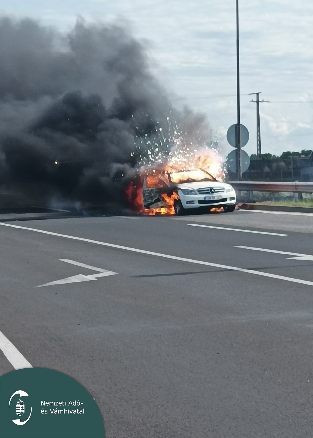 Mașina unei familii de români cu copii mici a luat foc în mers, pe autostradă, în Ungaria: „Au încercat să-l calmeze”. VIDEO