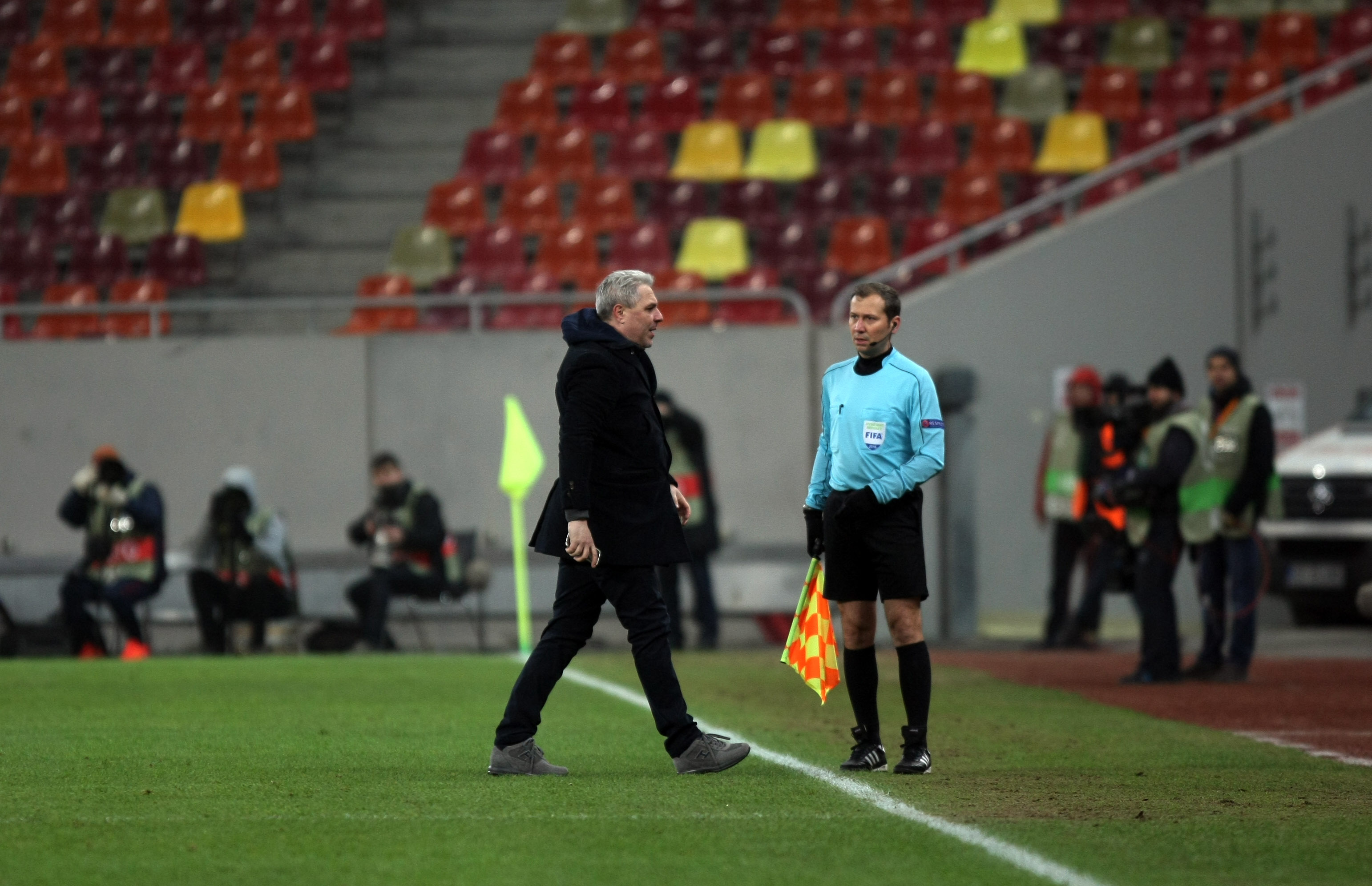 Pariorul Șumudică a stat cu telefonul în mână, la Astra - AS Roma. Aparatul i-a zburat din buzunar / GALERIE FOTO