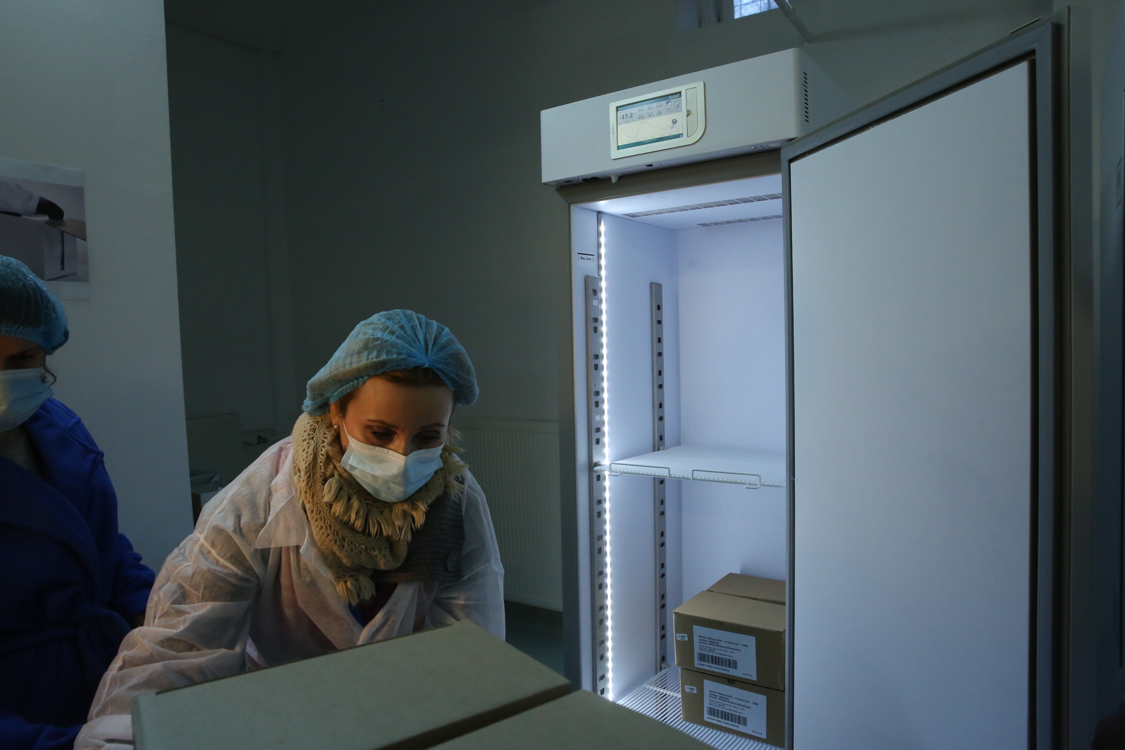 VIDEO | Vaccinul Moderna a ajuns miercuri la Institutul Cantacuzino. Va fi distribuit doar în anumite centre de vaccinare