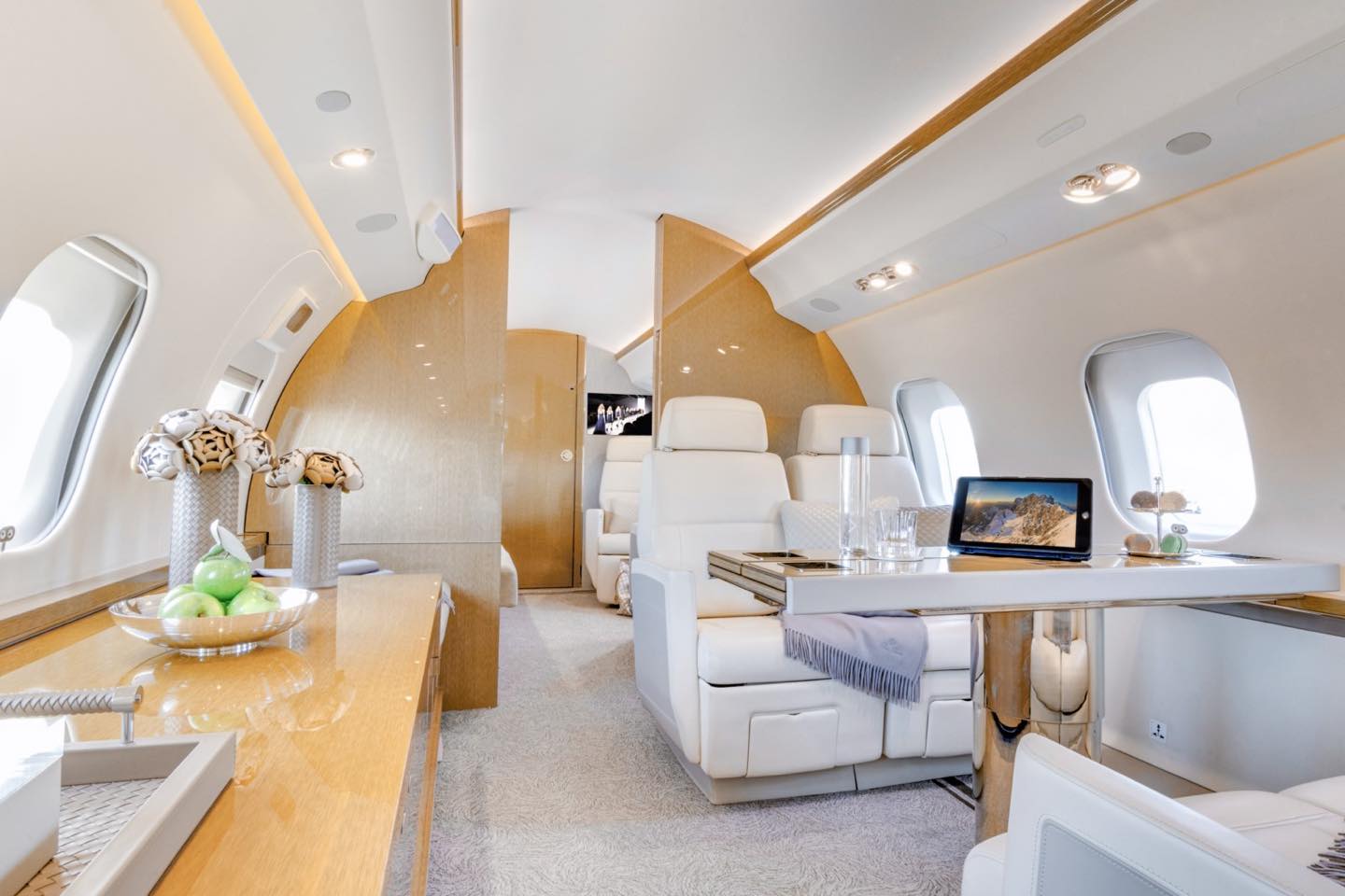 Klaus Iohannis a plecat la Adunarea Generală a ONU din SUA cu un avion privat. Ce dotări are aeronava închiriată - FOTO