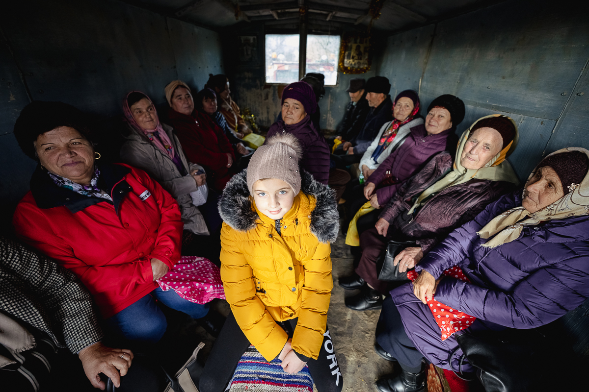 REPORTAJ Boboteaza pe malul Dunării, în comuna Ostrov: procesiune la debarcader, concurs de prins crucea și curse de cai