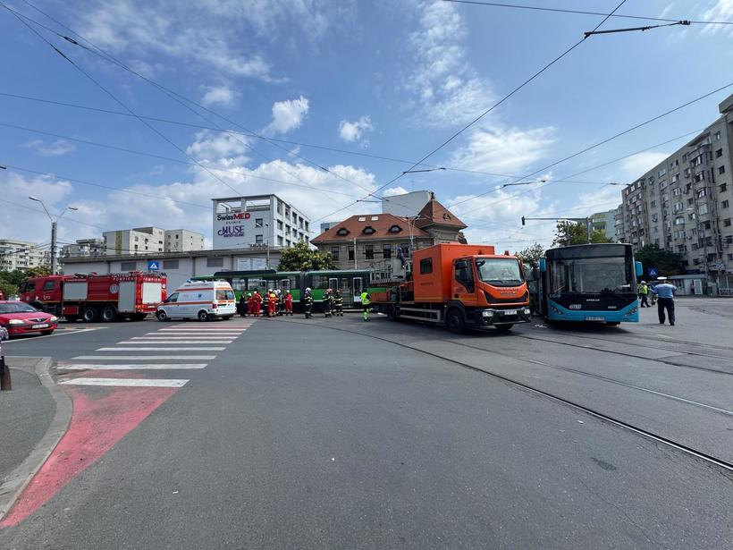 Accident între un tramvai și un autobuz STB la intersecția dintre Calea 13 Septembrie cu Strada Progresului. Cel puțin 11 persoane rănite