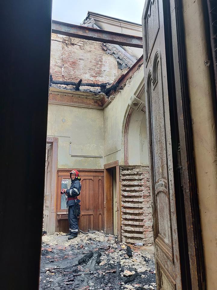 Cum arată Palatul Episcopal din Oradea după incendiul devastator. Imagini din interiorul clădirii de patrimoniu, publicate de Prefectura Bihor
