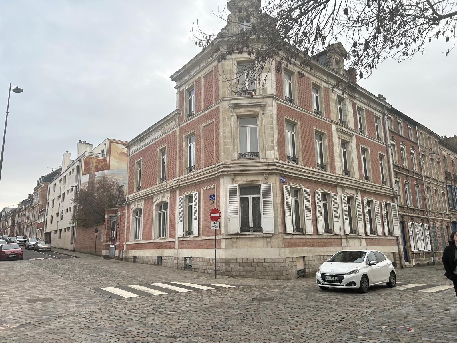 Legătura dintre casa lui Jules Verne din Amiens și București. „Ocolul Pământului” prin orașul unde autobuzele au pe ele poza scriitorului despre care se spune că s-a iubit cu o româncă