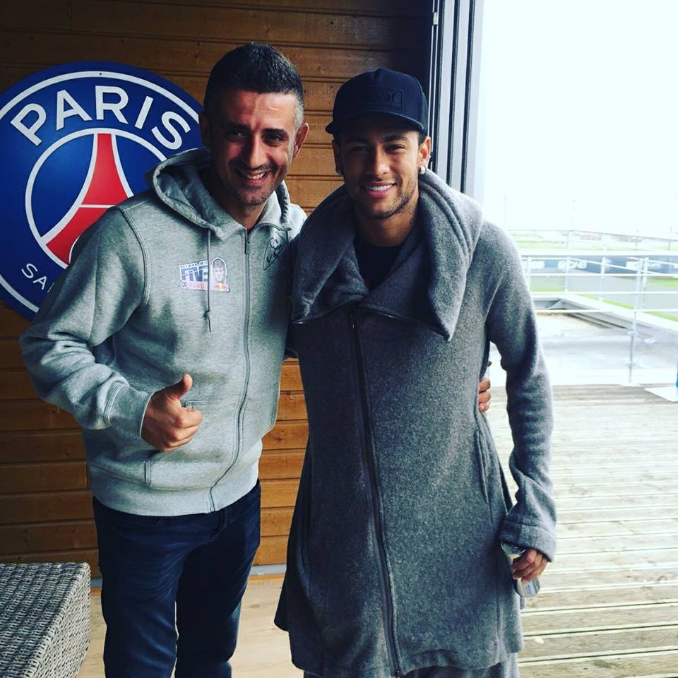 Neymar a primit cadou steagul României și un clop de oșan de la campionii mondiali la fotbal 5 la 5 / GALERIE FOTO&VIDEO