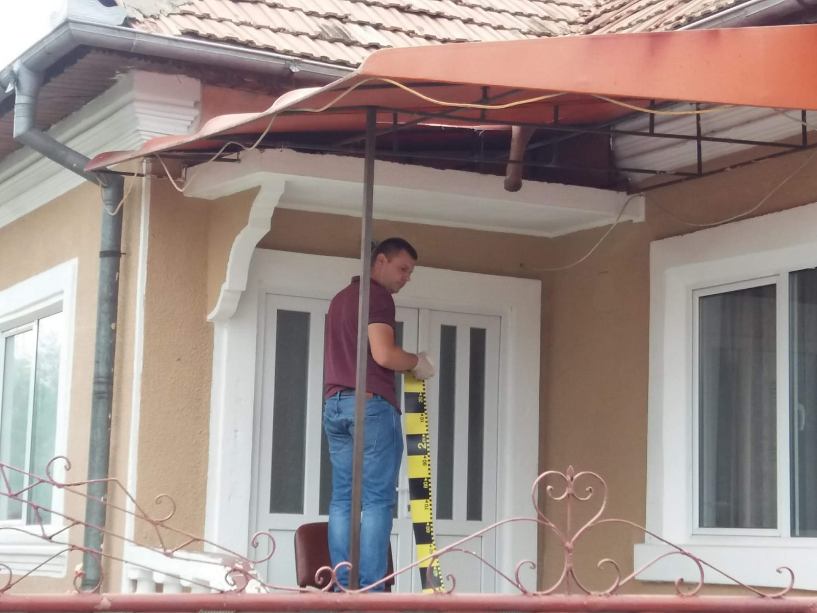 Ce a găsit o fată de 12 ani pe acoperișul unei case din Craiova. O bucată dintr-un picior de om atârna pe copertină/ GALERIE FOTO