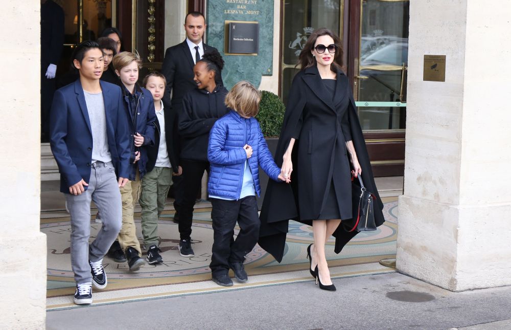 Fiica Angelinei Jolie și a lui Brad Pitt ar urma un tratament de schimbare de sex. Shiloh Jolie-Pitt are 12 ani