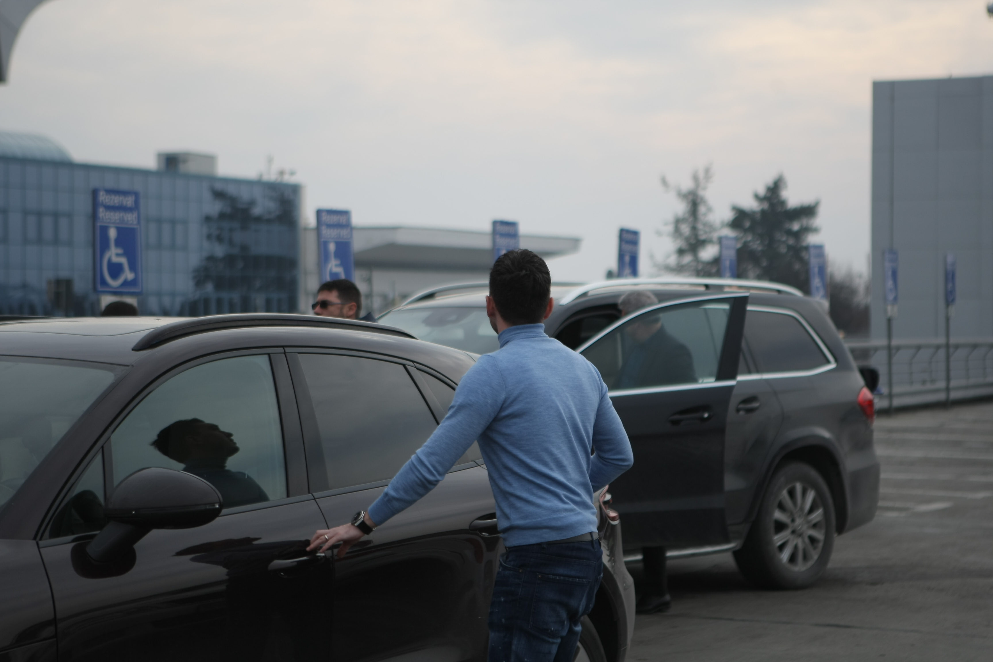 Simona Halep s-a întors acasă supărată și accidentată. A refuzat primirea la Salonul Oficial. Îmbulzeală la aeroport / GALERIE FOTO