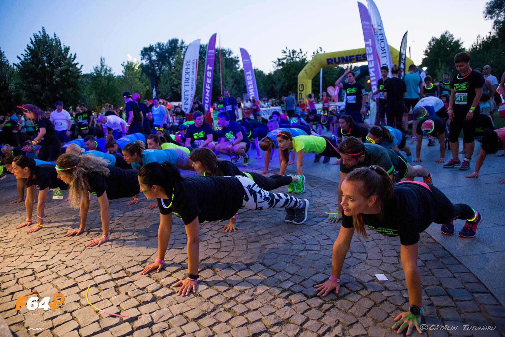 Curse nocturne și atmosferă electrizantă la Bucharest After9Cross, seria RUNFEST. Sute de participanți s-au bucurat de alergare, muzică și distracție / FOTO