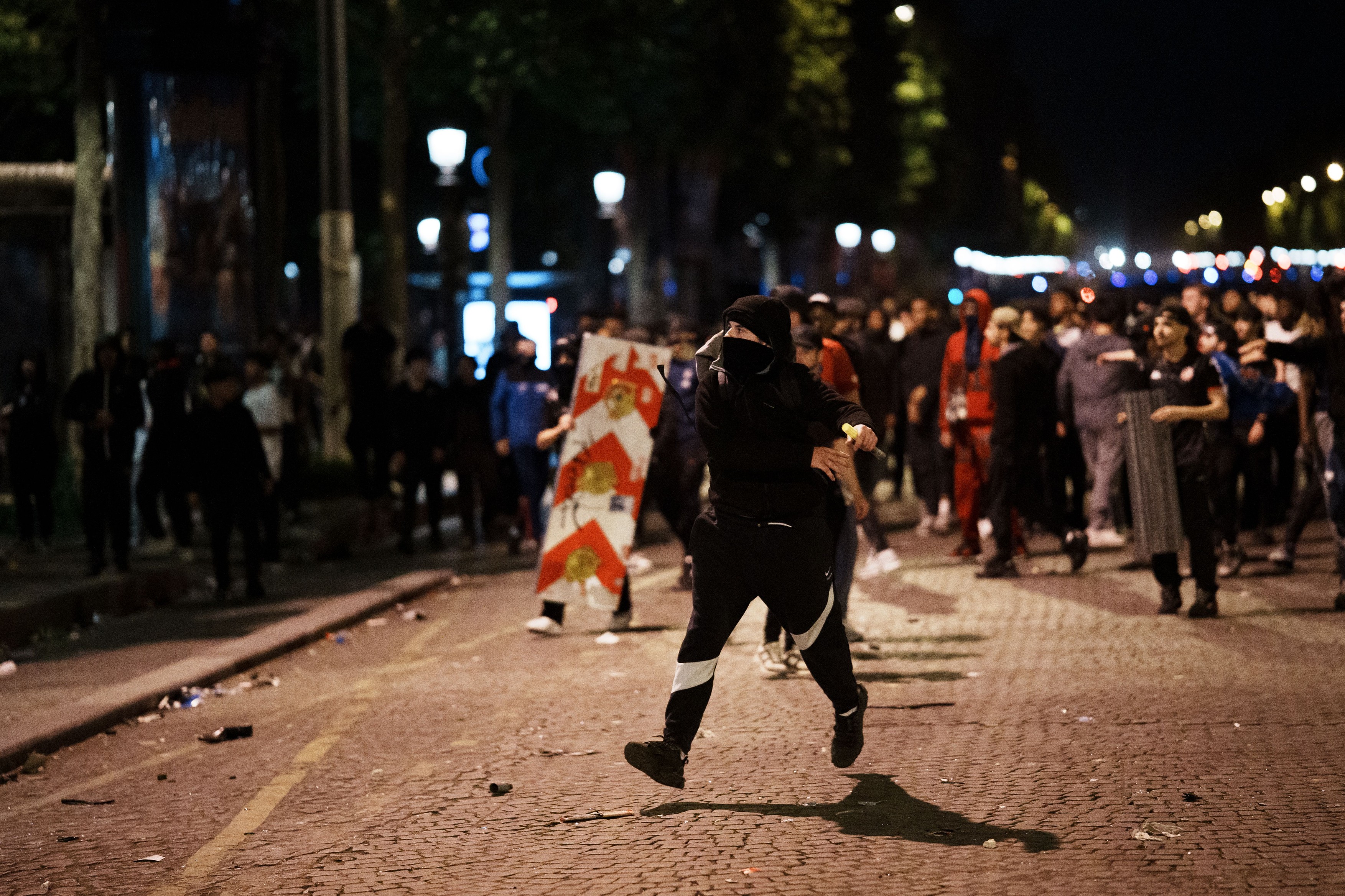 Noapte infernală în Franța, după victoria de vis a lui PSG în finala Ligii Campionilor: mașini incendiate, o crimă și manifestări violente. Peste 550 de oameni, arestați