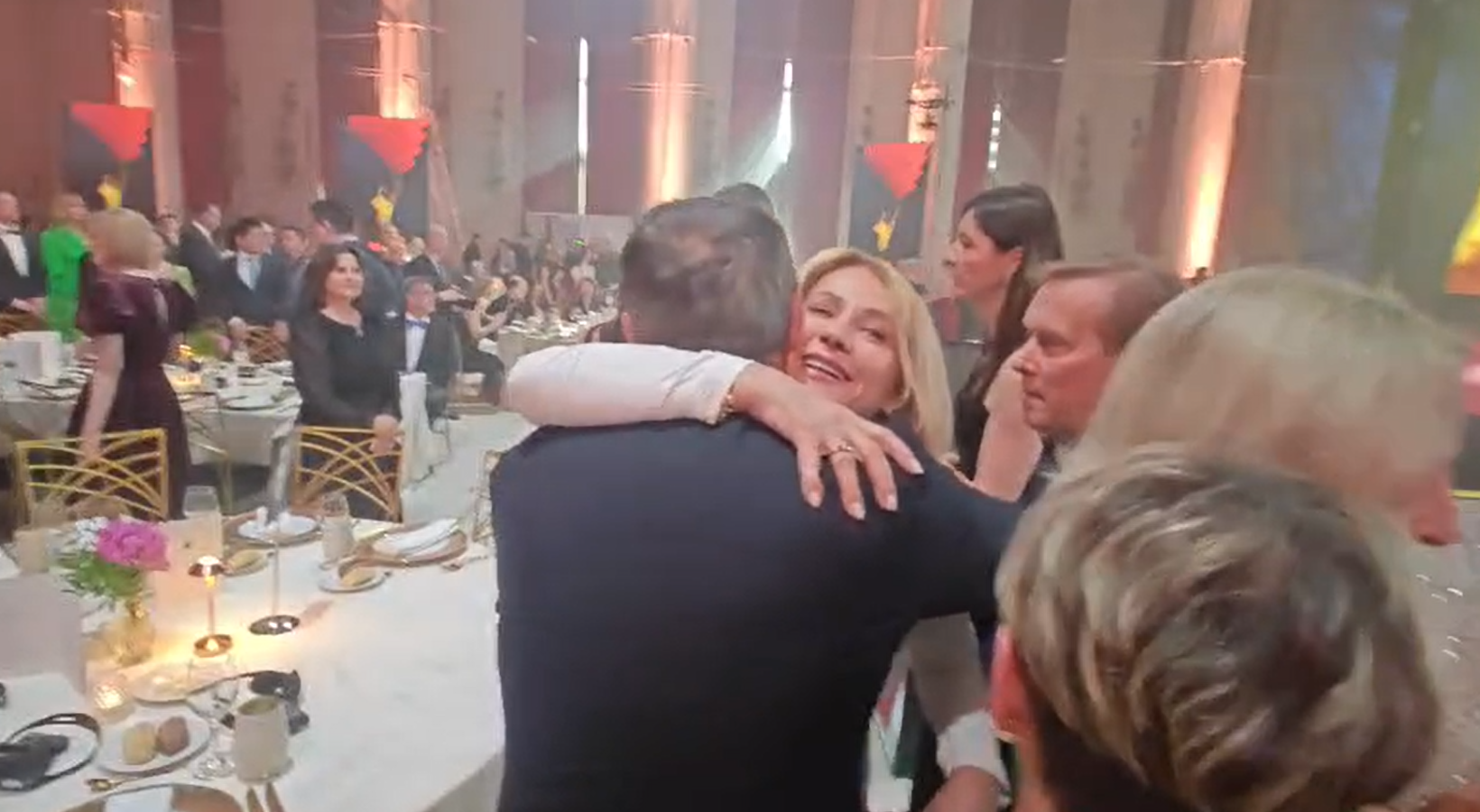 Cum a apărut Nadia Comăneci la evenimentul organizat în onoarea sa. A fost singura îmbrăcată în alb și a avut o geantă cu steagul României