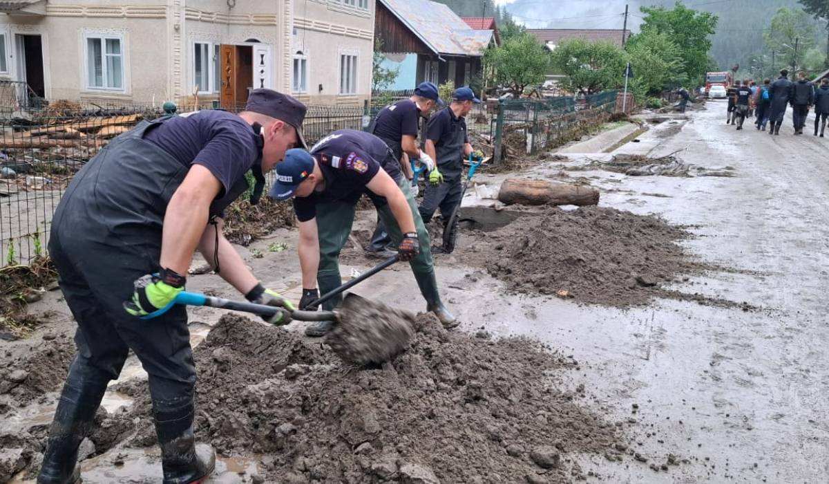Cum arată cimitirul de mașini de la marginea orașului Broșteni, după viitura care a măturat totul în județul Suceava