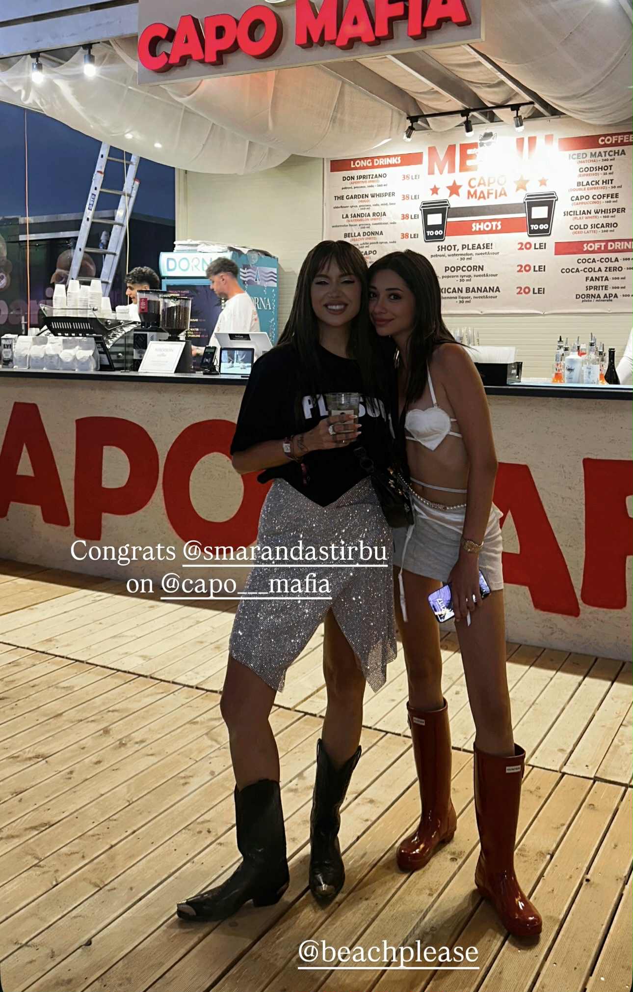 Cum a apărut iubita lui Selly la Beach! Please 2025. Îmbrăcată într-un sutien cu inimioare și fustă mini, Smaranda a atras atenția