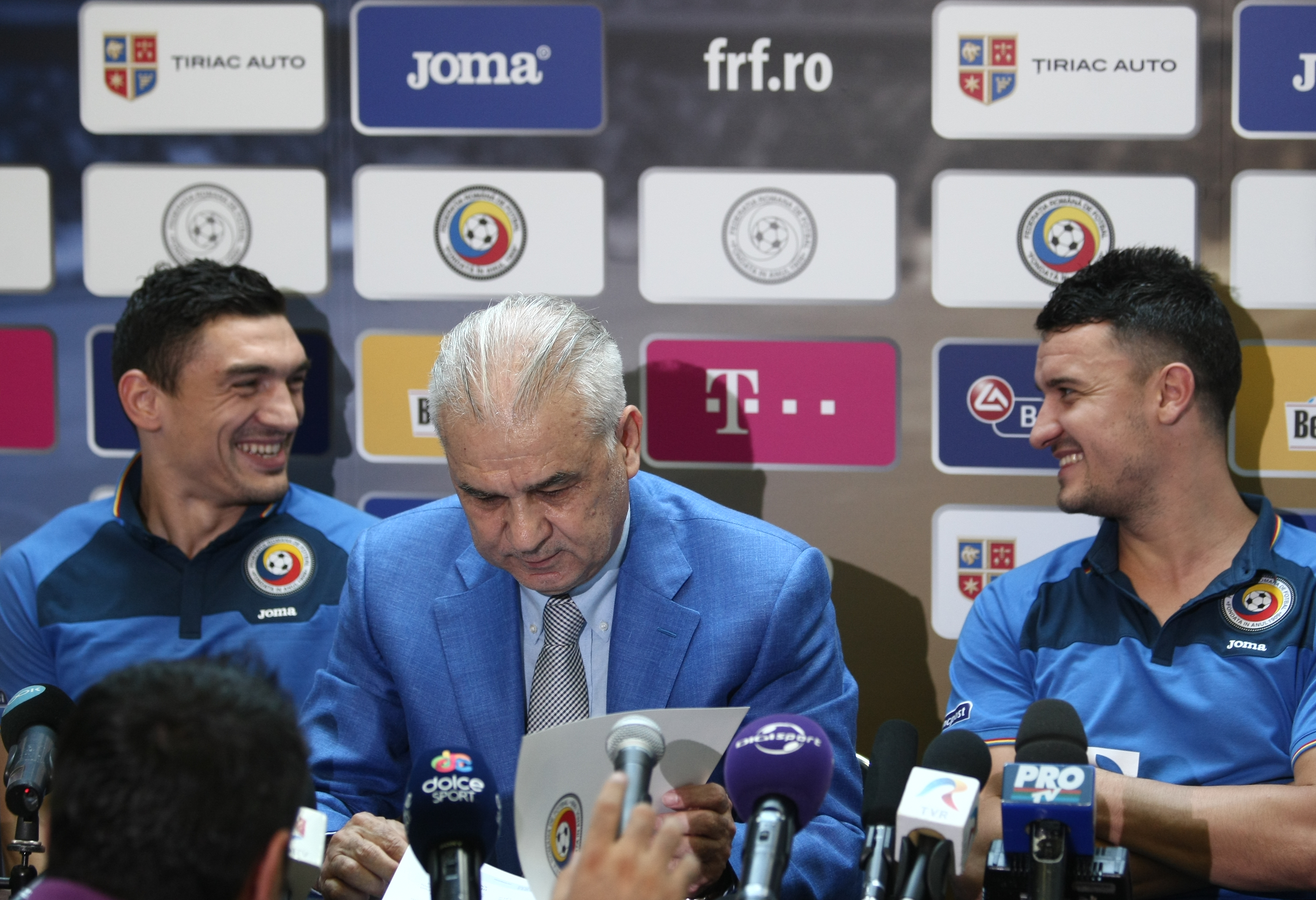 Schimb de replici fabuloase între Iordănescu și Budescu. ”Aștept să te apuci de fotbal”. ”Ce vrei, bă, cine ești?” / GALERIE FOTO