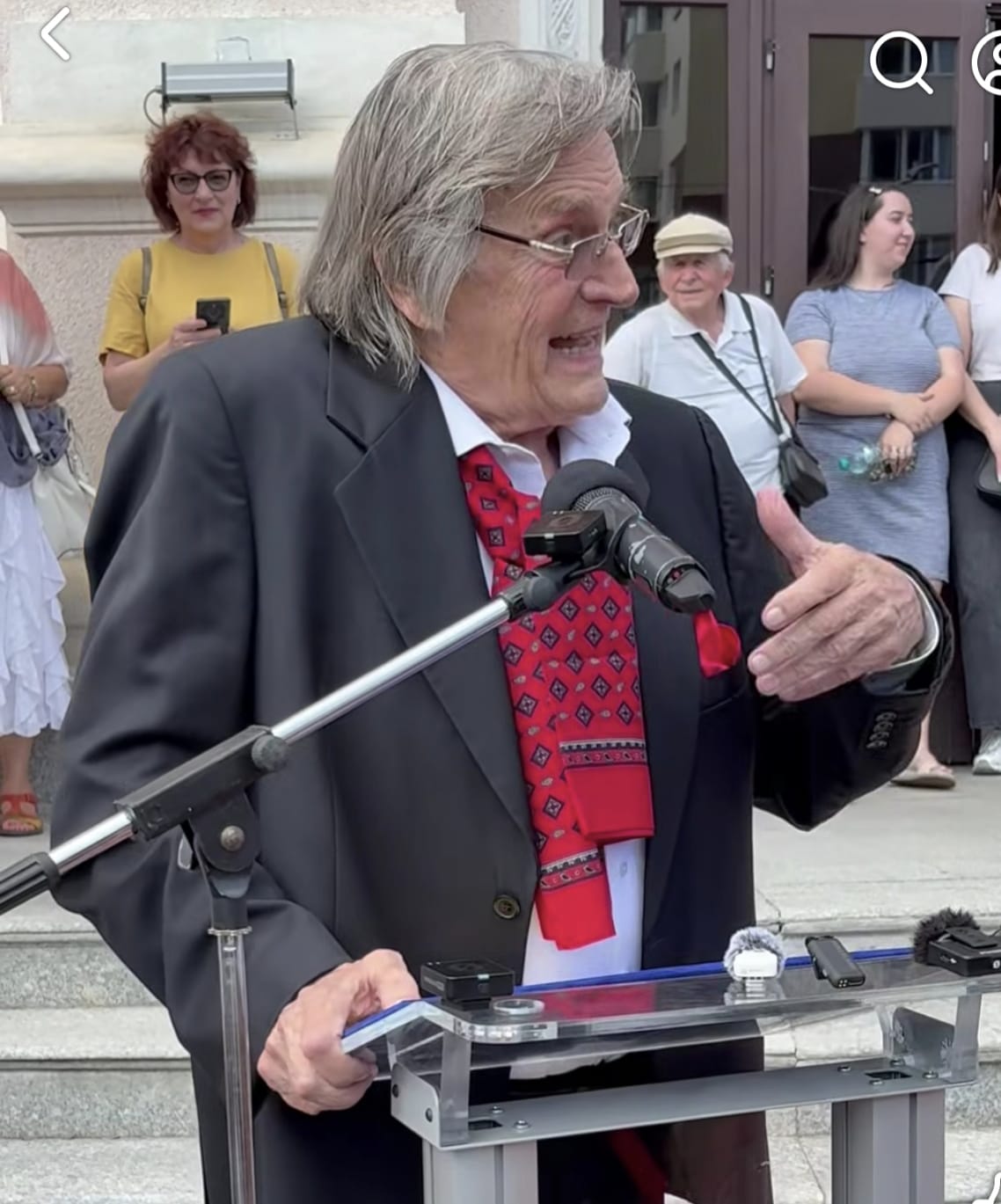 Cum a apărut Florin Piersic la 90 de ani, la Piatra Fest 2026. Imaginile cu marele actor au emoționat publicul
