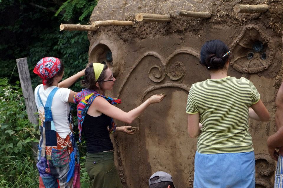 REPORTAJ/Ileana Mavrodin, arhitecta care a proiectat ”Castelul de lut din Valea Zânelor”, își dezvăluie secretele. Povestea caselor ”mângâiate”!