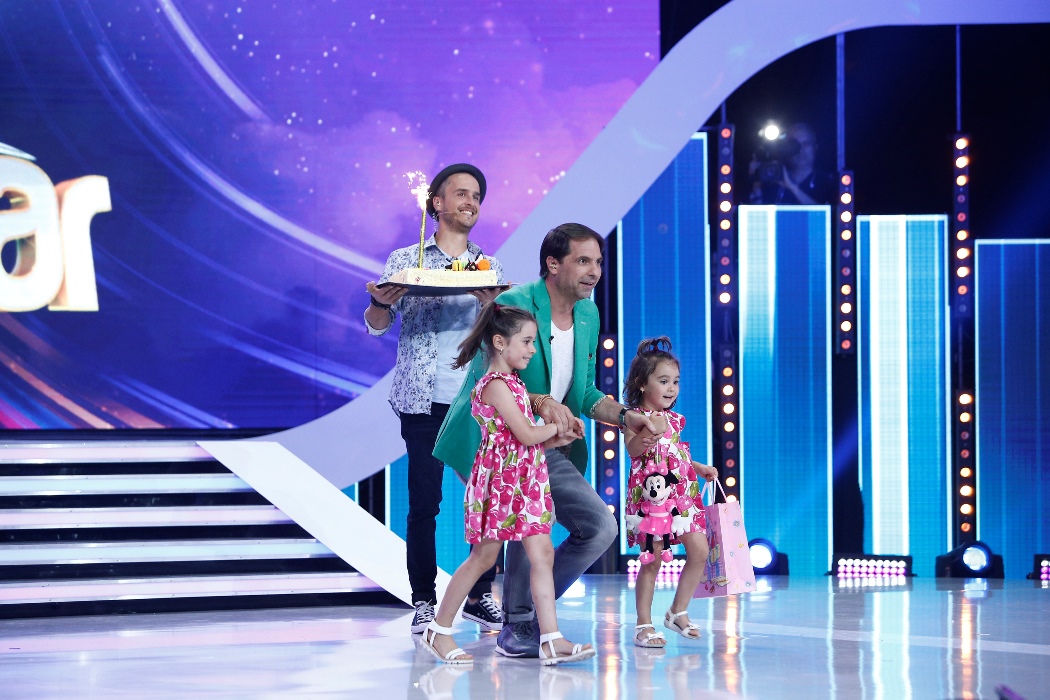 Pepe, sărbătorit pe platourile de filmare, la “Next Star”.  Maria și Rosa i-au făcut o surpriză tatălui lor, la aniversarea zilei de naștere | FOTO
