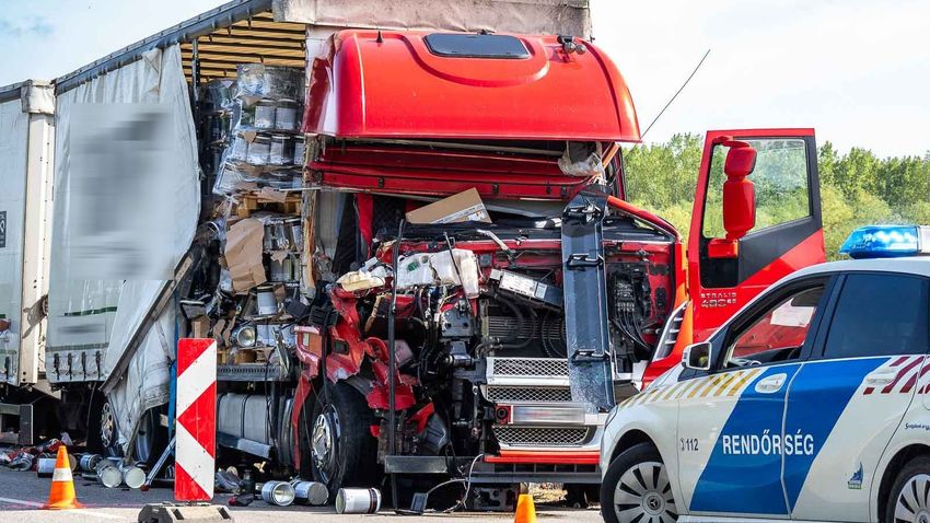 Șofer român de TIR, scăpat miraculos cu viață dintr-un accident violent. Cabina a fost distrusă complet pe o autostradă din Ungaria