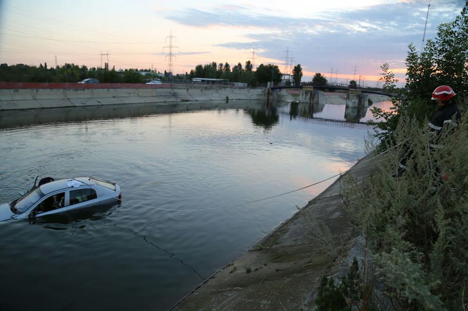O mașină a căzut în Dâmbovița din cauza vitezei excesive