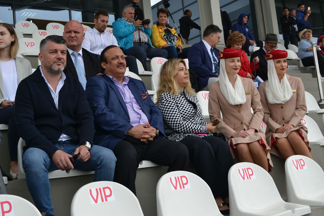 Șeicul care patronează Manchester City a trimis-o la Ploiești pe Lara Sawaya, mâna sa dreapta în materie de cai Pur Sânge Arab: ”Îi plac și caii, și fotbalul”. Totul despre eveniment! / FOTO&VIDEO