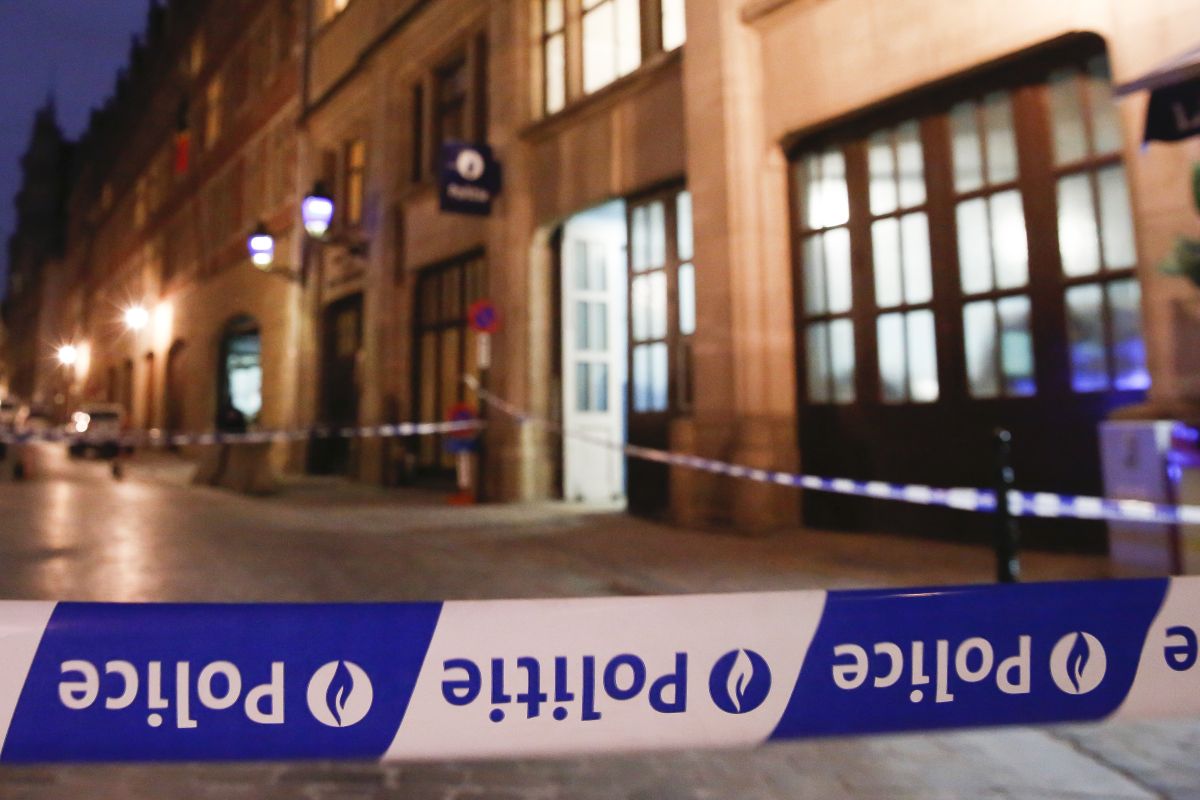 Atac cu cuțitul în fața unei secții de poliție din Bruxelles. Un polițist a fost înjunghiat